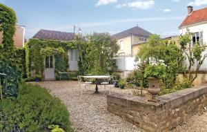 Amazing home in Chablis with 3 Bedrooms and WiFi