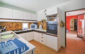 Maisons de vacances Lovely Home In Bagnols En Foret : photos des chambres
