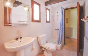 Maisons de vacances Lovely Home In Bagnols En Foret : photos des chambres