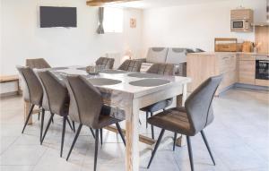 Maisons de vacances Three-Bedroom Holiday Home in Sainteny : photos des chambres