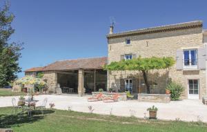 Three-Bedroom Holiday Home in Pernes les Fontaines