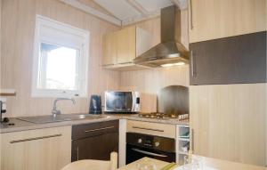 Maisons de vacances Amazing Home In Grandcamp Maisy With Outdoor Swimming Pool : photos des chambres