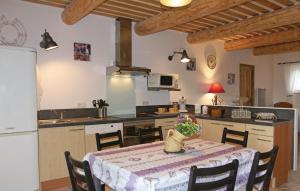 Maisons de vacances Stunning home in Pernes les Fontaines with 3 Bedrooms : photos des chambres