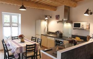 Maisons de vacances Stunning home in Pernes les Fontaines with 3 Bedrooms : photos des chambres