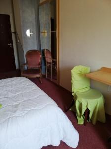 Auberges L'Auberge d'Eygliers : Chambre Triple avec Salle de Bains Privative