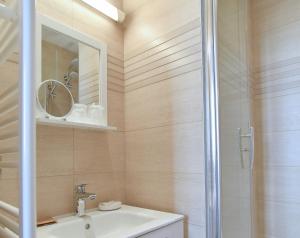 Hotels Hotel Villa Sorel - Paris Boulogne : Chambre Double Classique - Vue sur Jardin