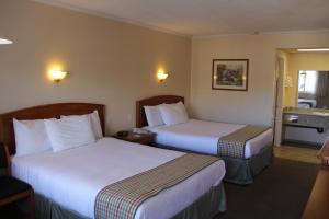 Queen Room with Two Queen Beds - Non-Smoking room in Travelodge by Wyndham Kamloops