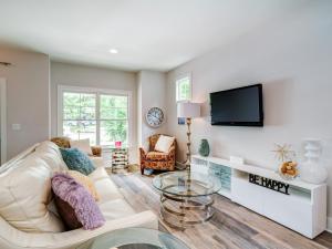 Four-Bedroom House room in New Listing! Walk To Dining Brand-New Duplex Duplex
