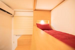 Giường Đơn Trong Phòng Ngủ Tập Thể Nữ (Single Bed in Female Dormitory Room)