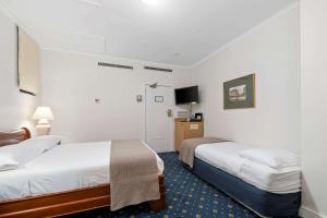 Deluxe Queen + Single Room - Free Wifi room in Castlereagh Boutique Hotel Ascend Hotel Collection