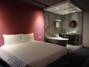 Deluxe Double Room - with Bathtub