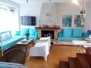  Unique secluded artistic villa in an olive grove., Ferienwohnung in Nea Kallikratia