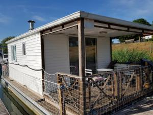 Bateaux-hotels Cottage insolite option jacuzzi Seurre proche Beaune vue panoramique sur l'eau : photos des chambres