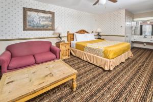 Queen Room - Non-Smoking room in Days Inn by Wyndham Lebec