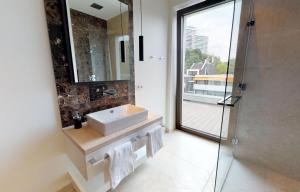 White Pearl Apartment 4 05