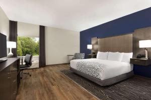 King Room - Accessible  room in La Quinta by Wyndham Rock Hill