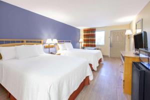 Queen Room with Two Queen Beds - Pet Friendly/Non-Smoking room in Days Inn by Wyndham Grantville