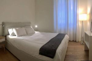 JOIVY 1BR Apt in Isola with Stunning View to Bosco Verticale