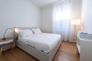 JOIVY 1BR Apt in Isola with Stunning View to Bosco Verticale