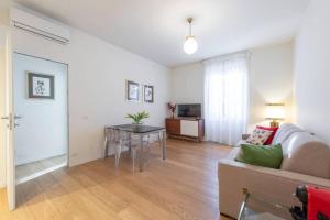 JOIVY 1BR Apt in Isola with Stunning View to Bosco Verticale