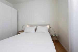 JOIVY 1BR Apt in Isola with Stunning View to Bosco Verticale