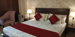 Short Stay Luxury separate 3BHK in green park near metro with lift MINIMUM 3 NIGHTS