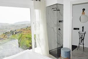 Zimmer mit Kingsize-Bett und Whirlpool