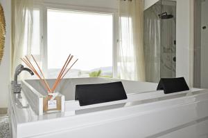 Zimmer mit Kingsize-Bett und Whirlpool