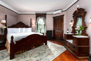 Queen Anne Bedroom room in Cedar Crest Inn