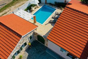 Holiday Home Ikka with swimming pool - Prázdninové domy, Pridraga