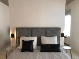 studio medieval city center at river de Leie