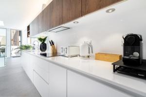 Amazing Art Deco Villa 150m to sea with Daily Housekeeping