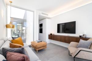 Amazing Art Deco Villa 150m to sea with Daily Housekeeping