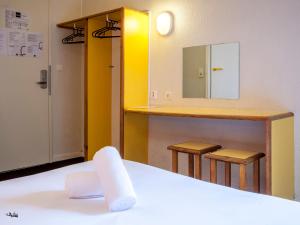 Hotels Hotel Moustache Lille - Seclin : Chambre Familiale Standard