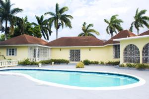 Davelyn Villa - Nickels GardenVillas