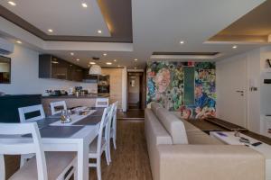 Stylish Seaview Apartment In a Prime Location