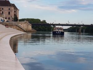 Bateaux-hotels Cottage insolite option jacuzzi Seurre proche Beaune vue panoramique sur l'eau : photos des chambres