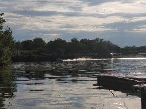 Bateaux-hotels Cottage insolite option jacuzzi Seurre proche Beaune vue panoramique sur l'eau : photos des chambres