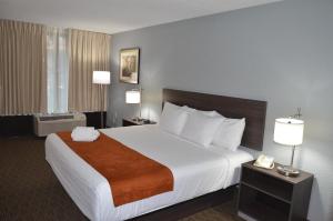 King Room - Non-Smoking room in Days Inn & Suites by Wyndham Orlando Airport