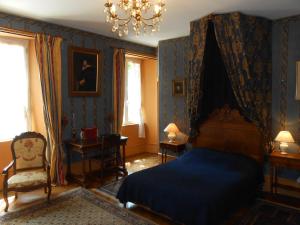 B&B / Chambres d'hotes Chateau De Courbelimagne, Raulhac : photos des chambres