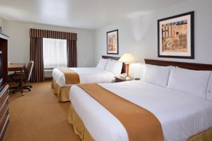 Queen Room with Two Queen Beds - Non-Smoking room in Holiday Inn Express - Newell-Chester WV an IHG Hotel