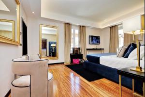 Deluxe Suite with Spa Bath room in Spanish Diamond Luxury Suites & Jacuzzi