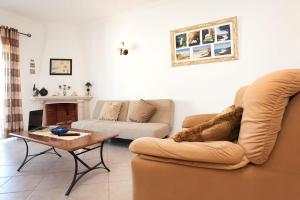 Os Apartamentos A Ramos na Praia da Galé Estão inserido em Condomínio com PISCINA, Fica apenas a 350 Metros da Praia da Galé - Apartamentos com Ar Condicionado tanto nos Quartos como na Sala, Smart TV com Prime Vídeo e Cozinha Completa