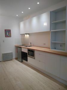 1 appartement 2 chambres plus salon ,3 appartements rénovés , NETFLIX, lits faits à votre arrivée, serviettes de toilette, Ménage, Wifi, en hyper centre ,Plage à 190m, BOX à Vélos, paiement 3 fois sans frais, prix tout compris