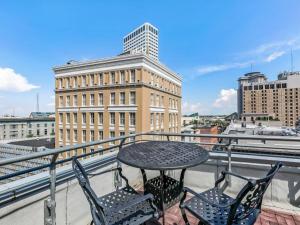 Penthouse Apartment room in Pet Friendly Gorgeous Condos 1 minute walk to French Quarter