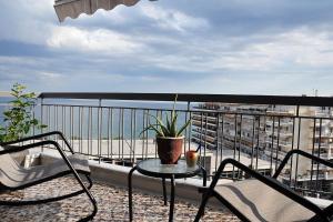 Unique flat of refined luxury and splendid views.