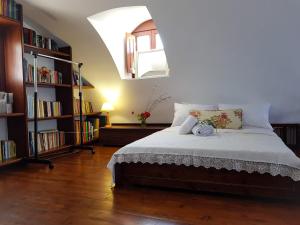 Sunshine house for 9, cozy set up,verandas, sea view. Santorini Greece