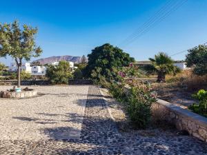 Sunshine house for 9, cozy set up,verandas, sea view. Santorini Greece