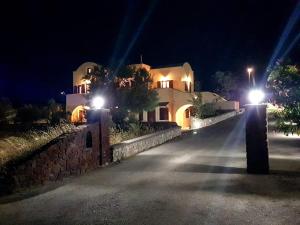 Sunshine house for 9, cozy set up,verandas, sea view. Santorini Greece