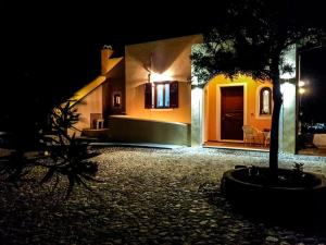 Sunshine house for 9, cozy set up,verandas, sea view. Santorini Greece